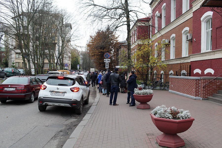 Чемпионат по очередям: что происходит перед наркодиспансером на Барнаульской