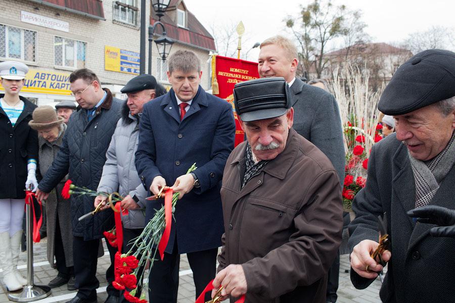 На ветру: как прошло торжественное открытие наполовину готового сквера