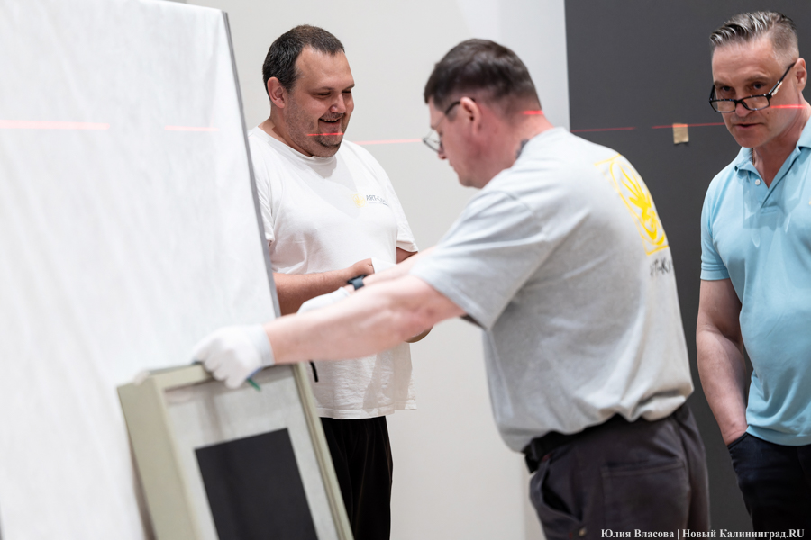 В Калининград прибыл «Чёрный квадрат»: как прошла распаковка картины Малевича (фото)