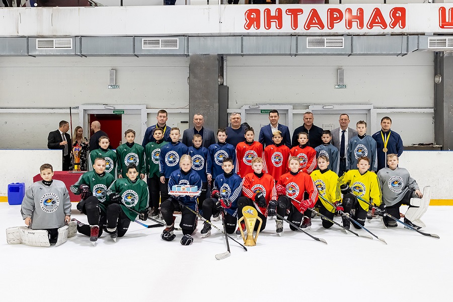 Юные хоккеисты из Калининграда впервые в истории завоевали «Кубок Урала» (фото)