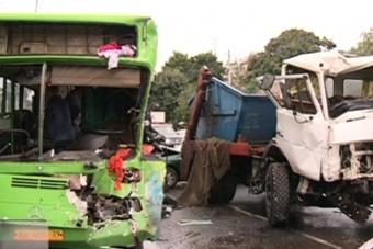 На проспекте Победы автобус столкнулся с мусоровозом: среди пострадавших  — ребенок