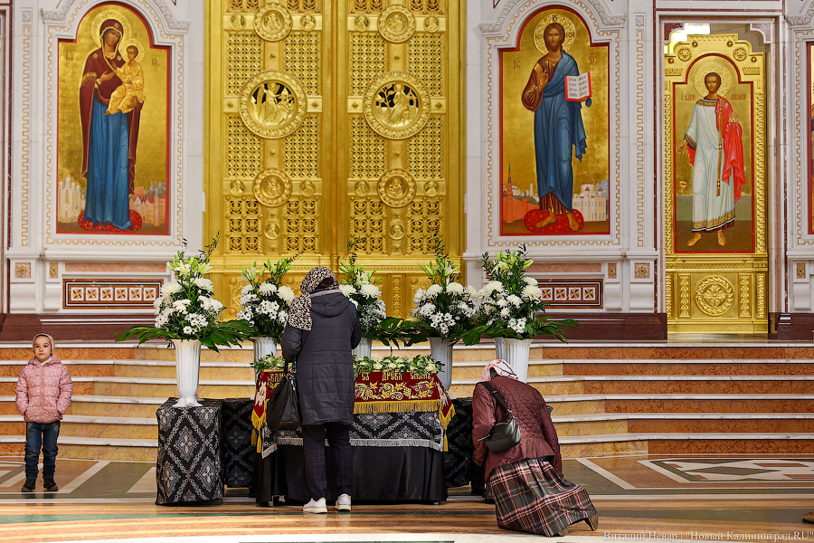 В брызгах святой воды: освящение пасхального угощения в соборе Христа Спасителя (фото)