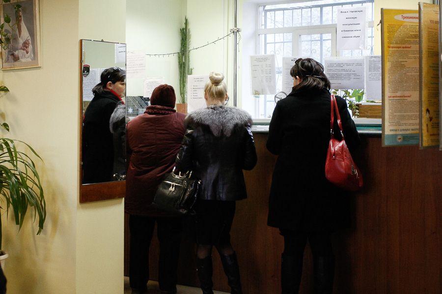 Полный дурдом: почему пациенты стоят в очереди в регистратуру поликлиники на Летней 2 часа 