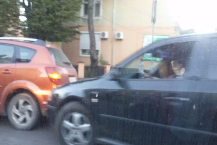 Из-за аварии на перекрестке ул. Брамса и Репина образовалась пробка (фото)
