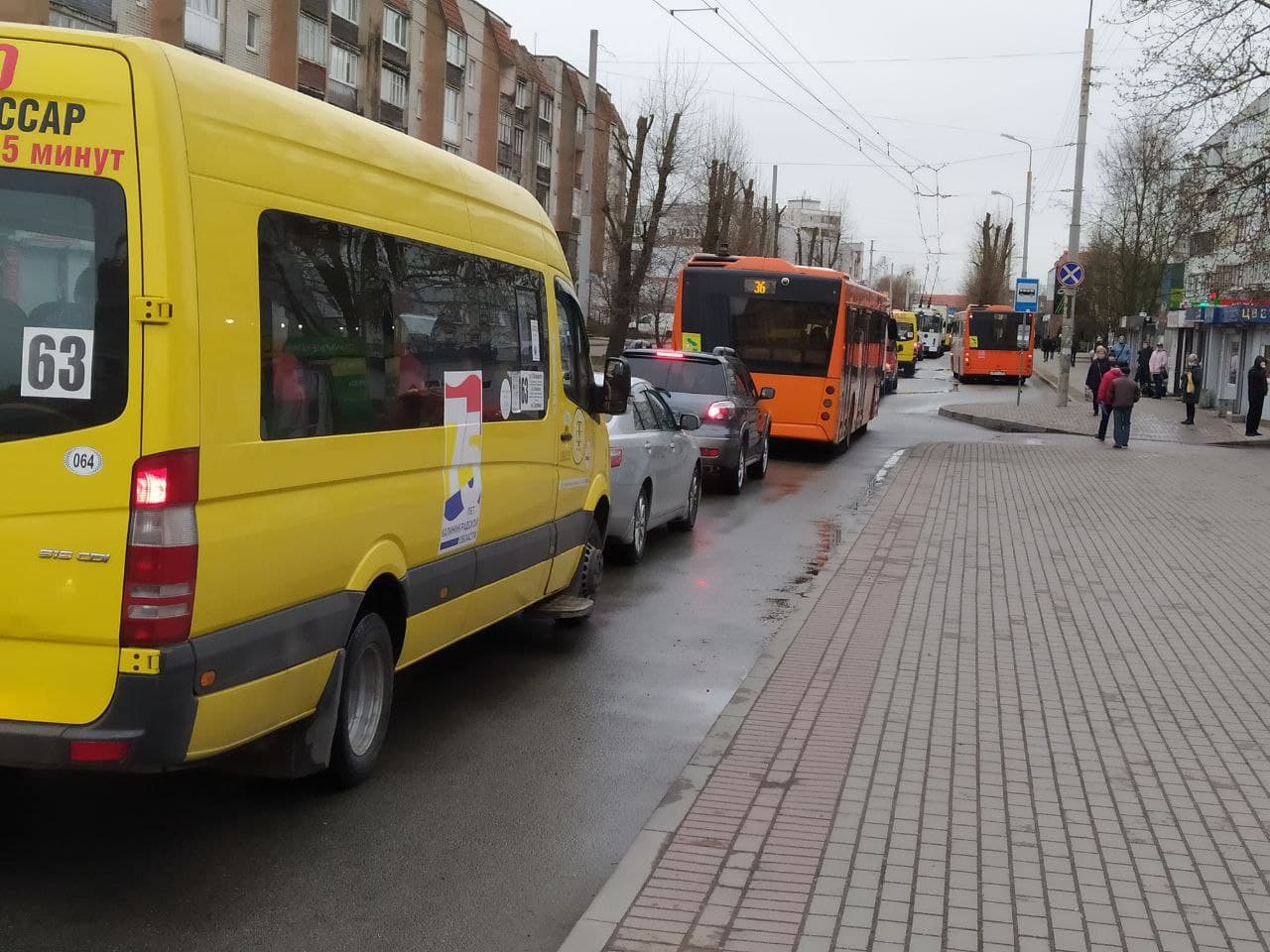 Из-за пробки перед мостом на ул. Киевской пассажиры автобусов стали ходить пешком