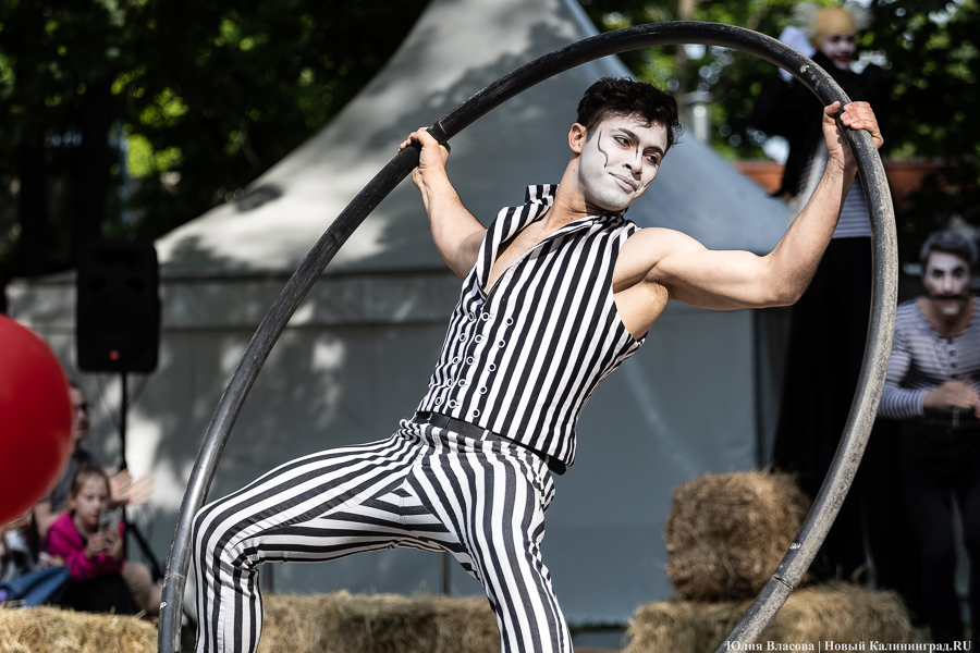 Это просто цирк какой-то: фестиваль «Башня» запустил уличную программу на «Балтике» (фото)