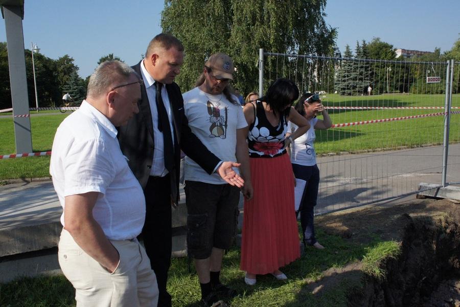 «Врата в преисподнюю»: фоторепортаж с места провала асфальта на Шевченко