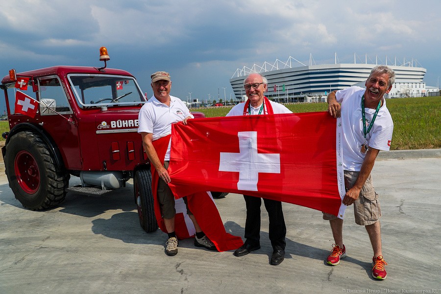 Zwei vodka!: интервью болельщиков, приехавших из Швейцарии на тракторе