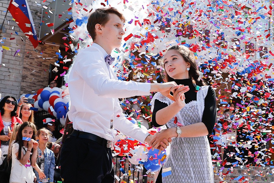 Майский вальс и слёзы: в школах Калининграда прозвенел последний звонок (фото)