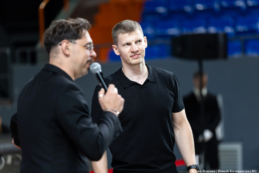 «Локосемья»: в Калининград из Ярославля привезли хоккейный Кубок Гагарина (фото)