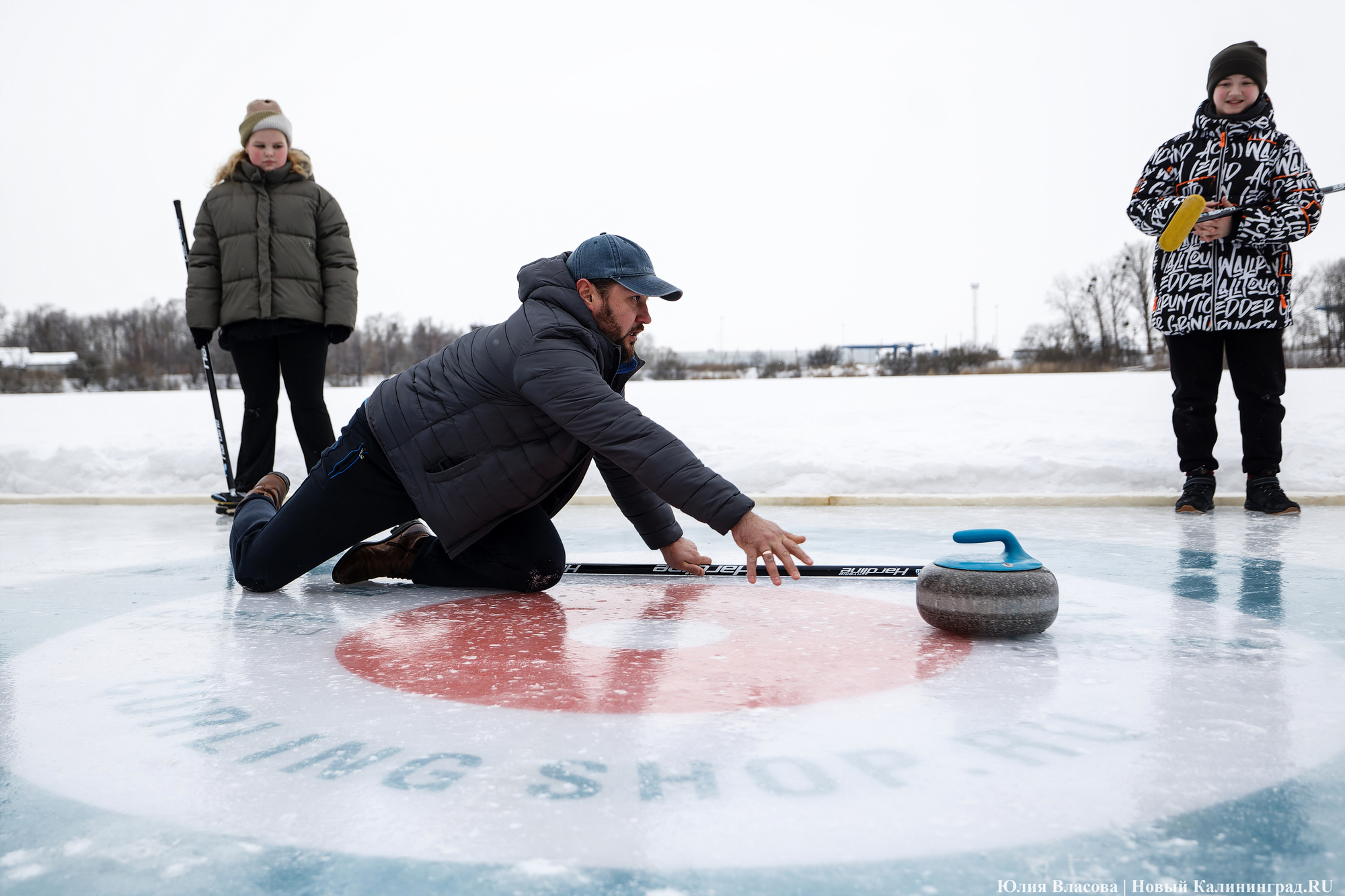Камни, щетки и «дома»: на озере Шенфлиз впервые сыграли в кёрлинг (фото)