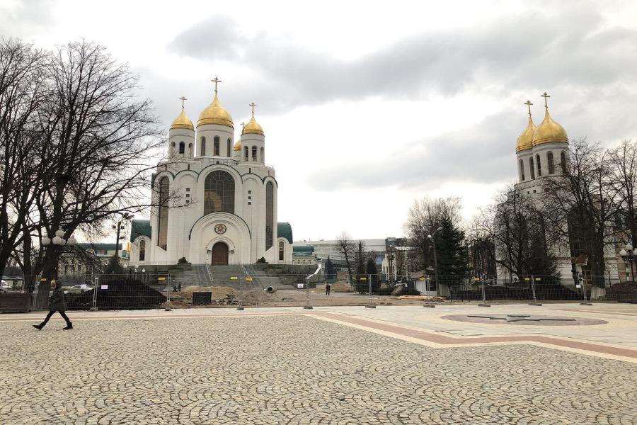 Калининградская епархия благоустраивает территорию у храма Христа Спасителя