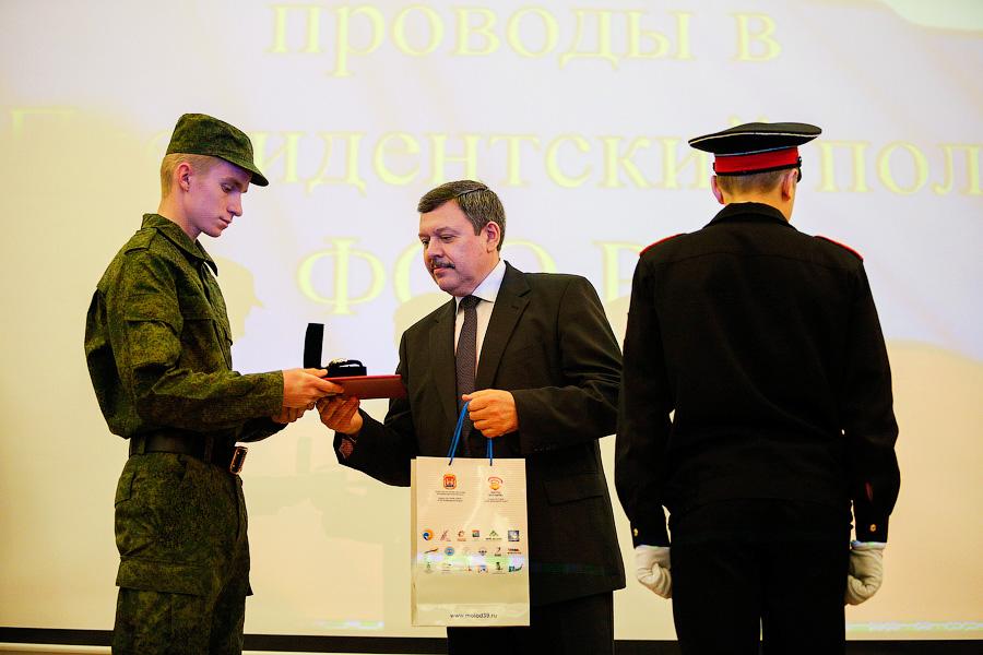 За кремлевскими стенами: 10 калининградцев отправились в Президентский полк