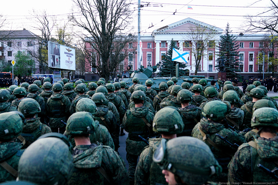 Вечерний марш: в Калининграде прошла репетиция парада Победы (фото)