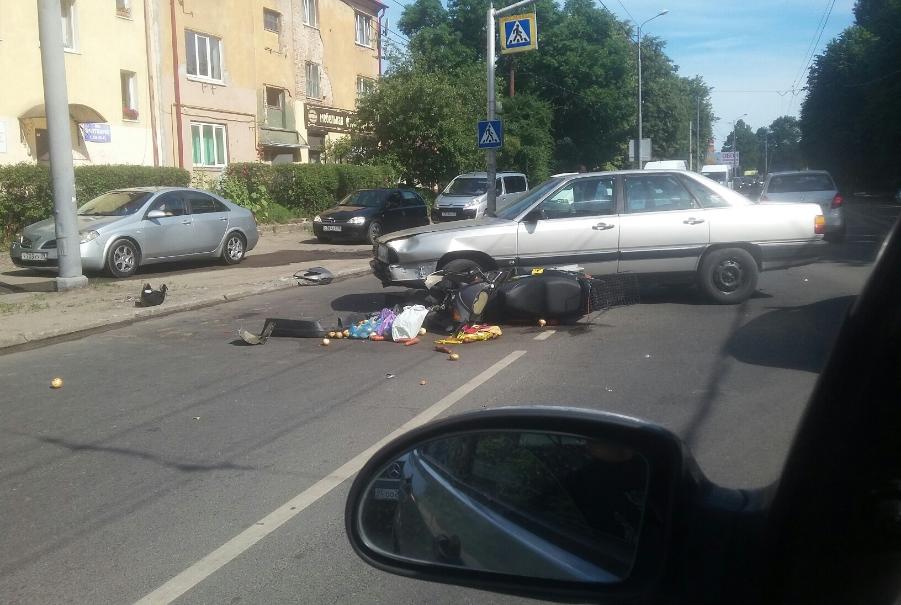 В Калининграде на ул. Дзержинского сбили скутериста (фото)