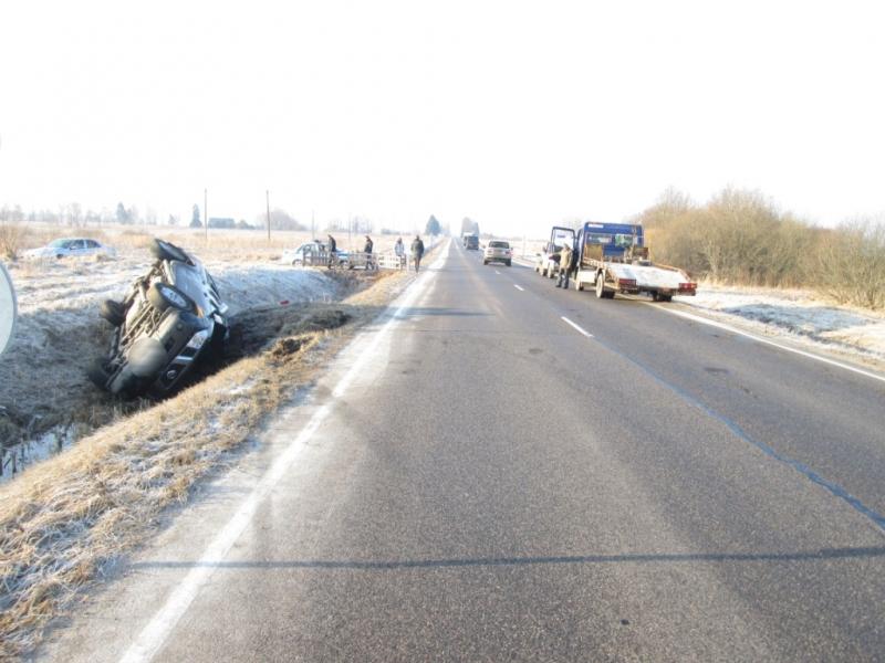 На дороге «Талпаки — Советск» вылетел в кювет и перевернулся «Ниссан Навара» (фото)
