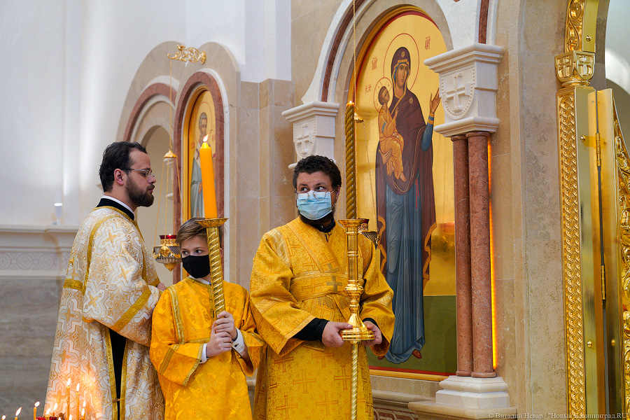 Богослужение в масках: в Калининграде прошла первая литургия в новом храме (фото)