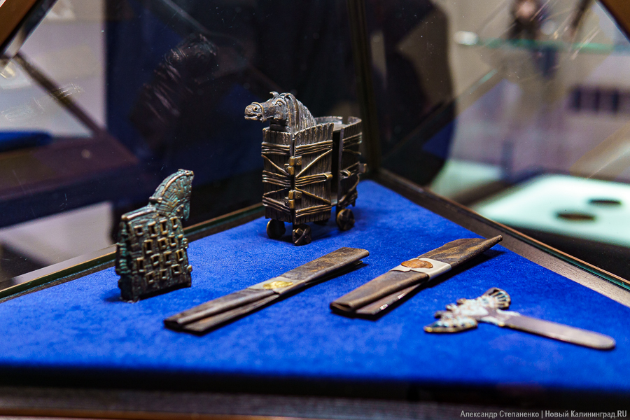 «Металлические метаморфозы»: в Музее янтаря открылась выставка выпускников «Мухи» (фото)