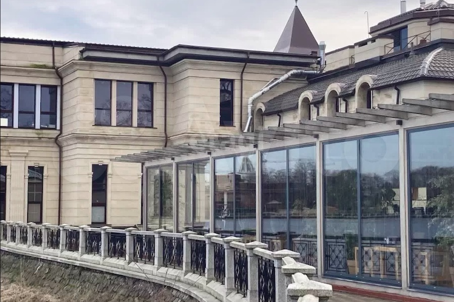 В Калининграде выставили на продажу за 650 млн клуб «Шельф» на Верхнем озере (фото)