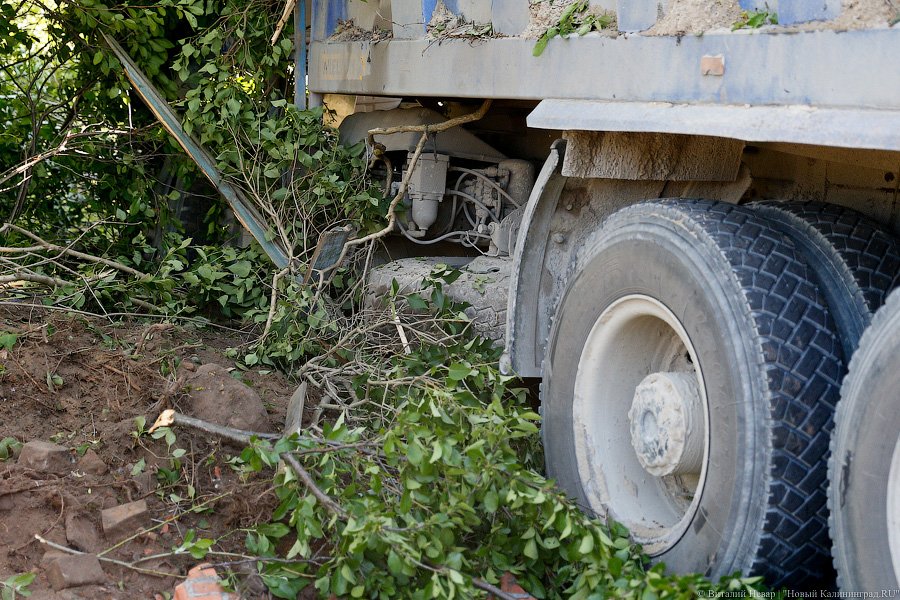 Опрокинулся и снес полдома: под Калининградом в ДТП погибла пенсионерка