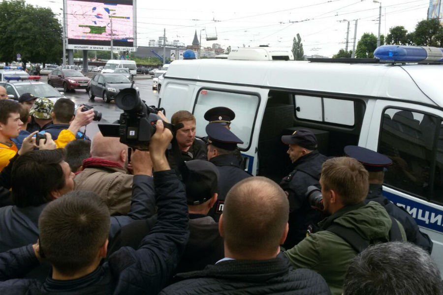 В Калининграде полиция задержала участников шествия сторонников Навального