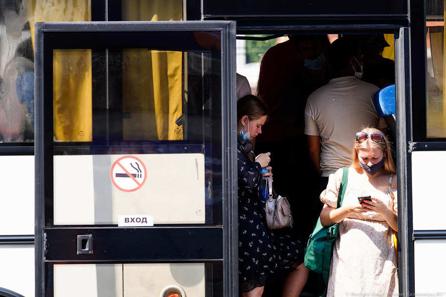 Не для слабаков: желающие уехать к морю штурмуют электрички и автобусы