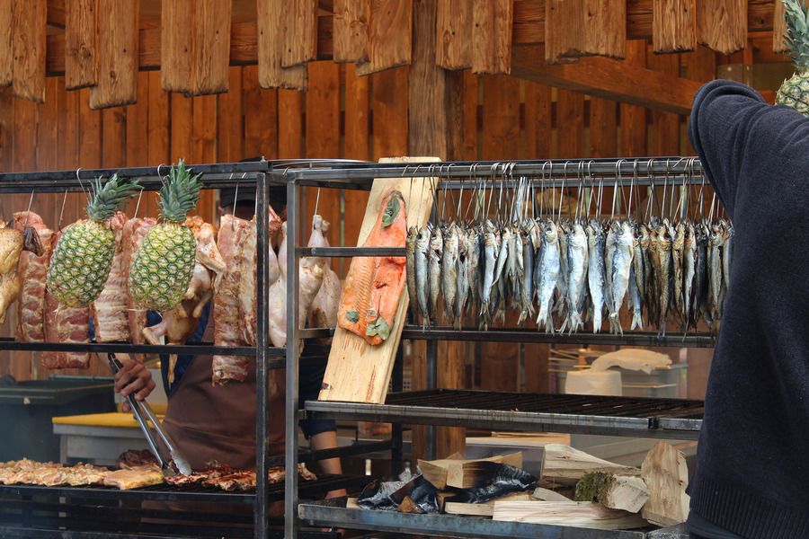 Ярмарка для метеоустойчивых: как прошло открытие гастрофестиваля на острове Канта (фото)