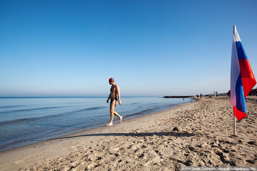 Зеленоградец поздравил женщин с 8 Марта, проплыв больше километра в ледяной воде