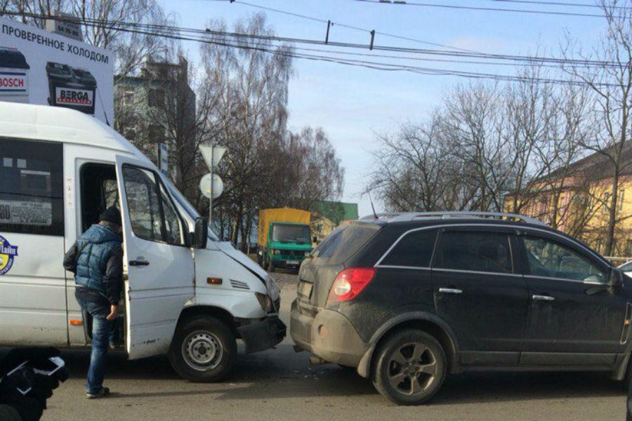 На Киевской образовалась пробка из-за двух ДТП (фото)