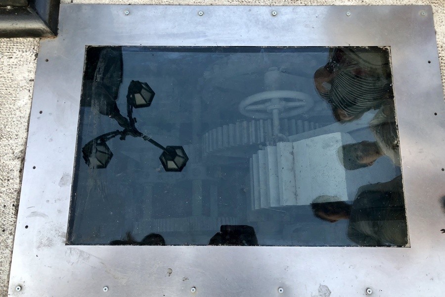 В смотровое окно на Деревянном мосту снова вставили стекло (фото)