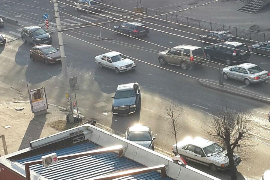 На Московском проспекте легковушка вылетела на тротуар (фото)