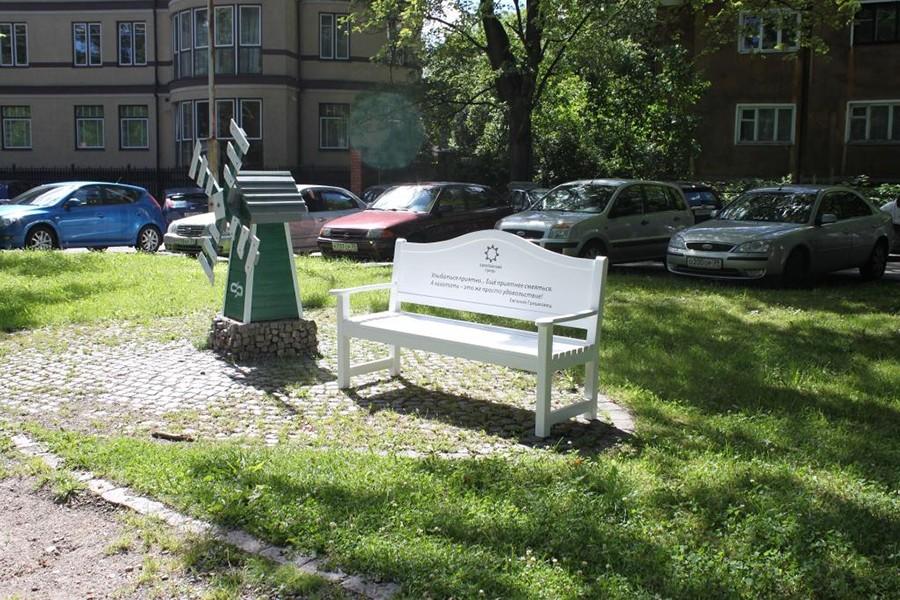 Волонтеры делают Калининград европейским с помощью скамеек с цитатами (фото)