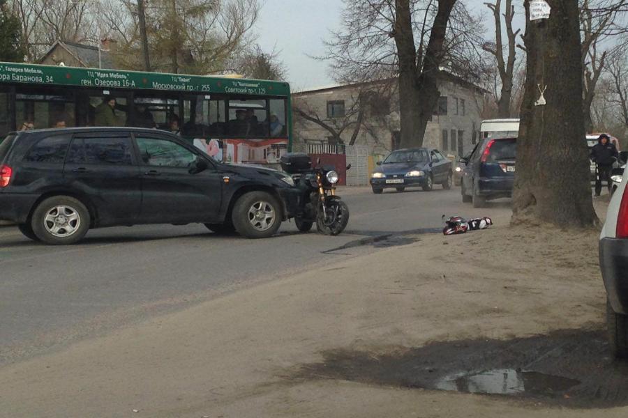 Очевидцы: в Васильково внедорожник столкнулся с мотоциклом (фото)