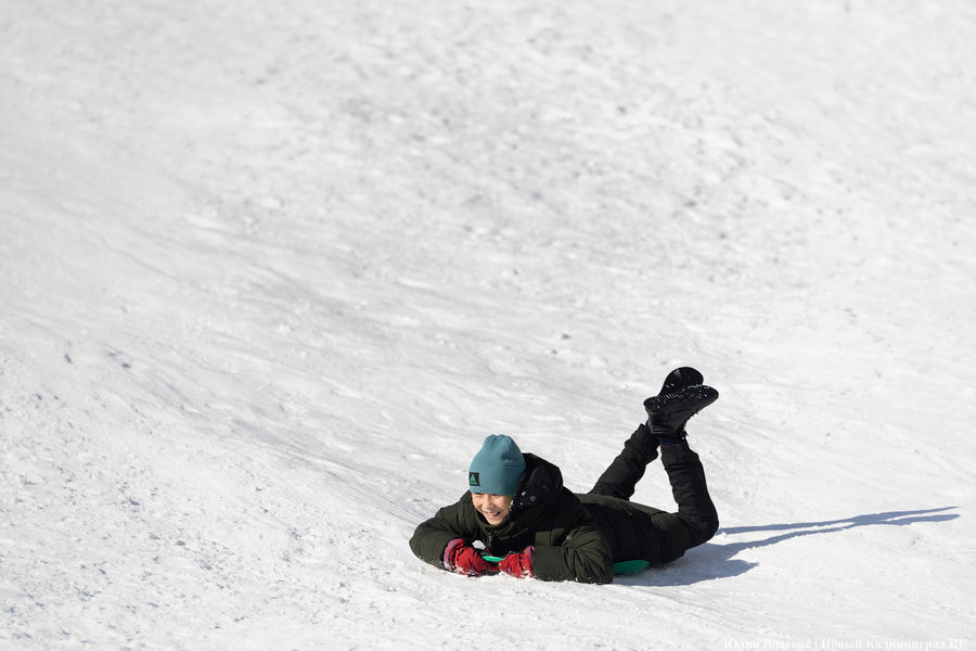 Зима не сдаётся: как выглядят улицы Калининграда после «снежного удара» (фото)
