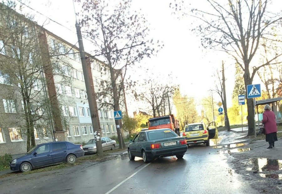  На ул. Емельянова произошло ДТП, пробка — в обе стороны (фото)
