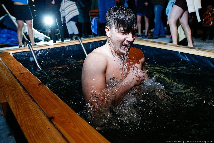 Окунулся, перекрестился: как прошли Крещенские купания в Калининграде (фото)