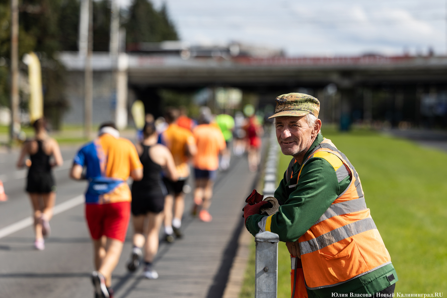 Перекрыть и побегать: марафонцы собрали медали и гнев автомобилистов Калининграда (фото)