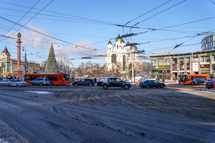 «Насладиться» зимой: во что превратились дороги в Калининграде после снегопада (фото)