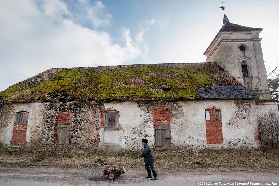 На крыше травка зеленеет: кирха начала XIX века в Перевалово покрывается плесенью и мхом