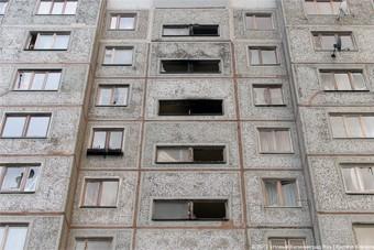 В пострадавшем от пожара доме на Аллее Смелых в Калининграде заменили две трети окон 