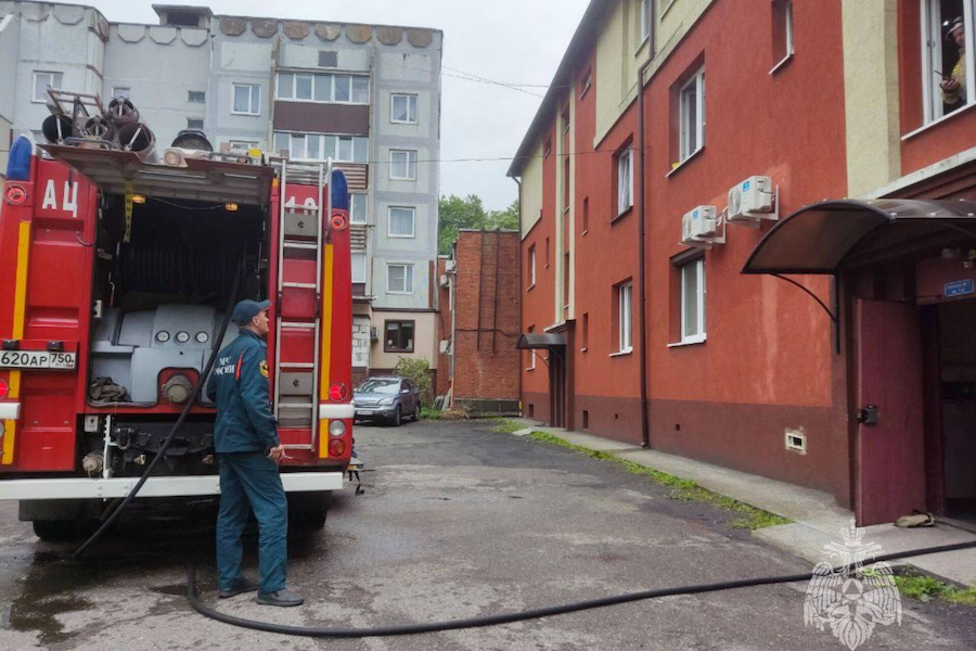 В Балтийске из-за пожара на улице Ленина эвакуировали посетителей кофейни и птичку (фото)