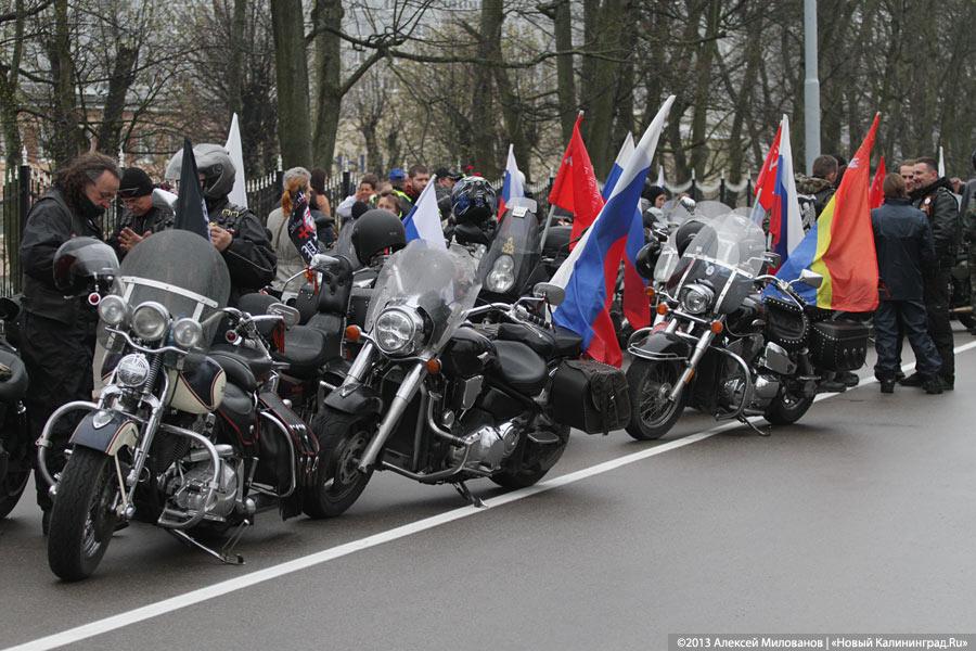 «С венком и шумом на Бранёво»: калининградская делегация отправилась в Польшу