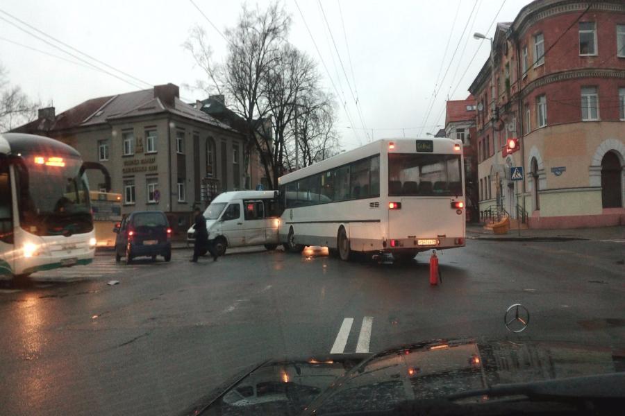 Очевидцы: в Калининграде автобус врезался в маршрутку (фото)