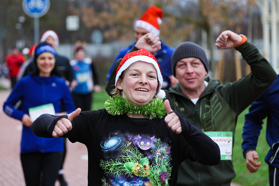 «Всем мира»: сторонники ЗОЖ пробежали по набережной Верхнего озера 2023 метра (фото)