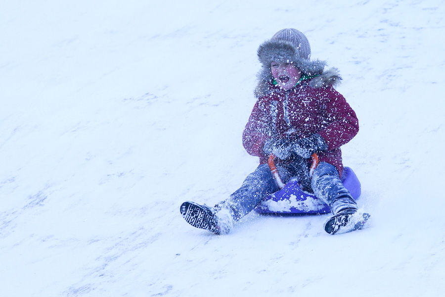 Скользя по утреннему снегу: калининградцы устроили катания с горки в Центральном парке (фото)