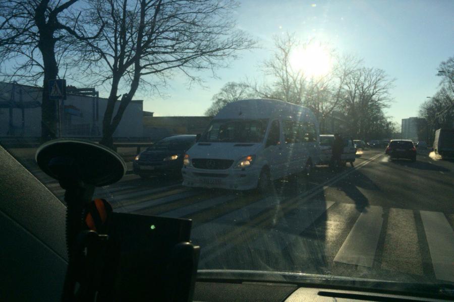 На выезде из Калининграда столкнулись легковушка и микроавтобус (фото)