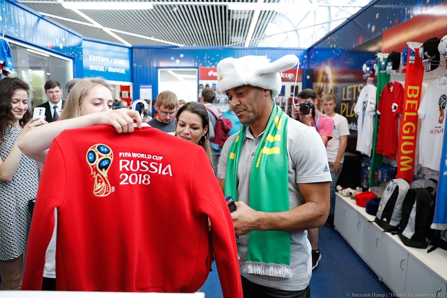 Шапка-ушанка в подарок и селфи с Забивакой: бразилец Кафу прилетел в Калининград