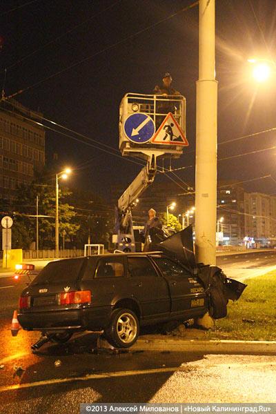 На второй эстакаде «Ауди» врезалась в столб и загорелась (фото)