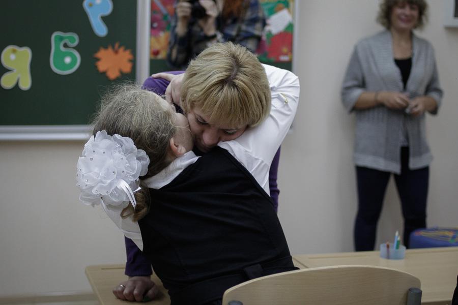 Как и все другие дети: Вика Петрова спустя 4 года после комы пошла в 1-й класс