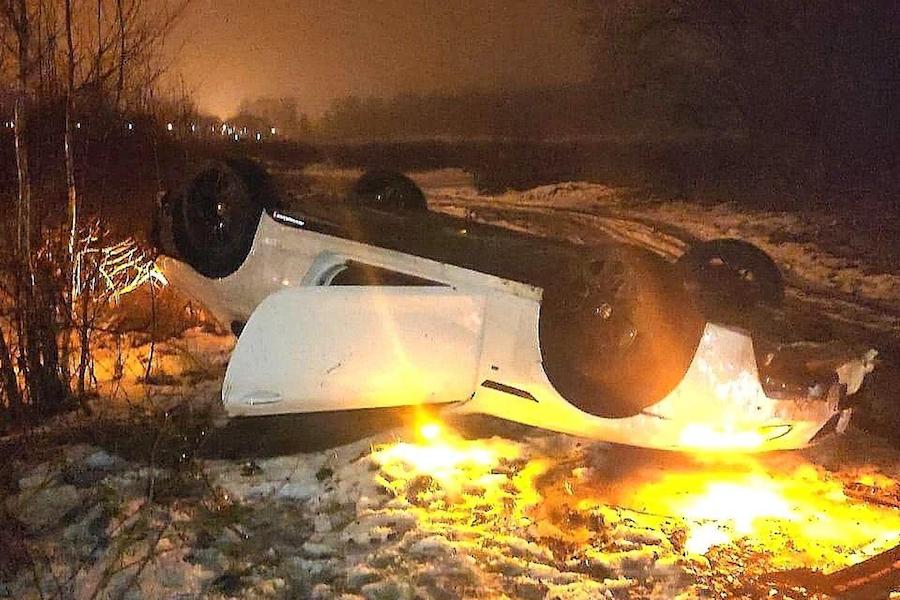 Водитель BMW заснул за рулем на Приморском кольце и перевернулся в кювет (фото)